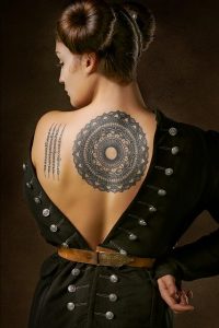 tatuaje de mandala en la espalda