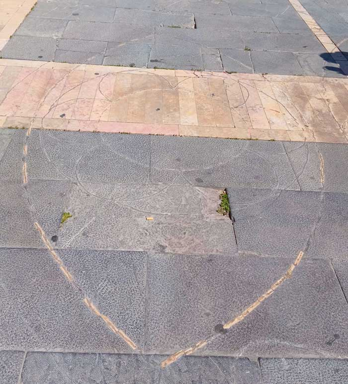 Mandala grabado en el suelo en el lateral de la Catedral de León